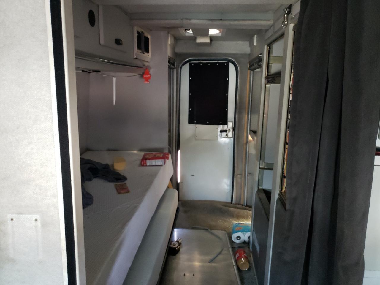 2002 Ford Econoline E450 Super Duty Cutaway Van - Image 6
