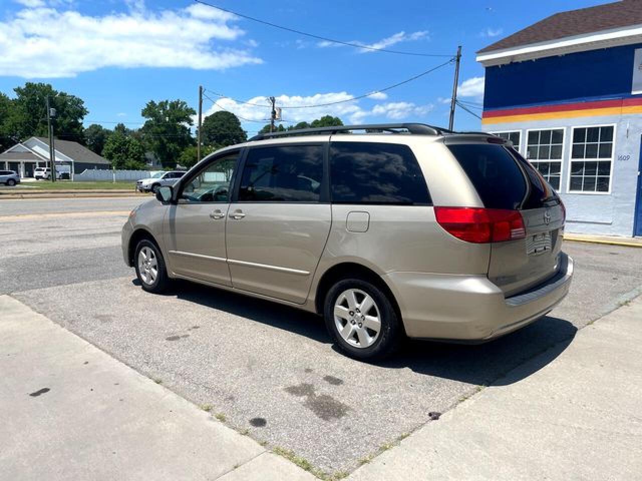 2004 Toyota Sienna Ce - Image 2