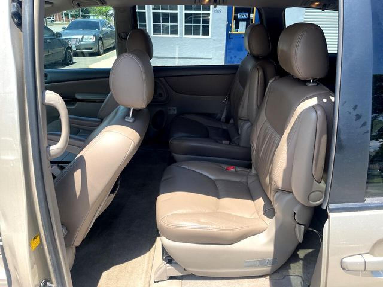 2004 Toyota Sienna Ce - Image 6