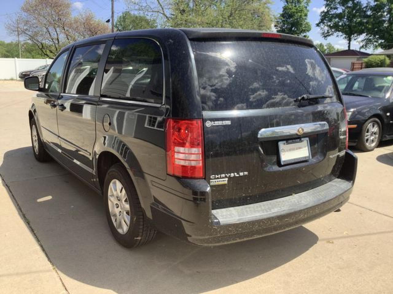 2010 Chrysler Town & Country Lx - Фото 6