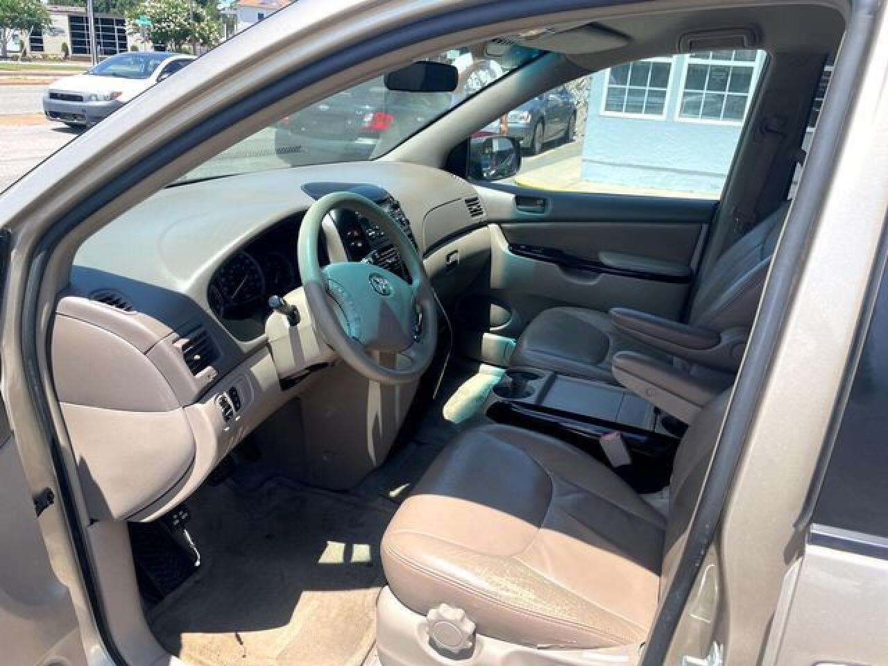 2004 Toyota Sienna Ce - Image 5