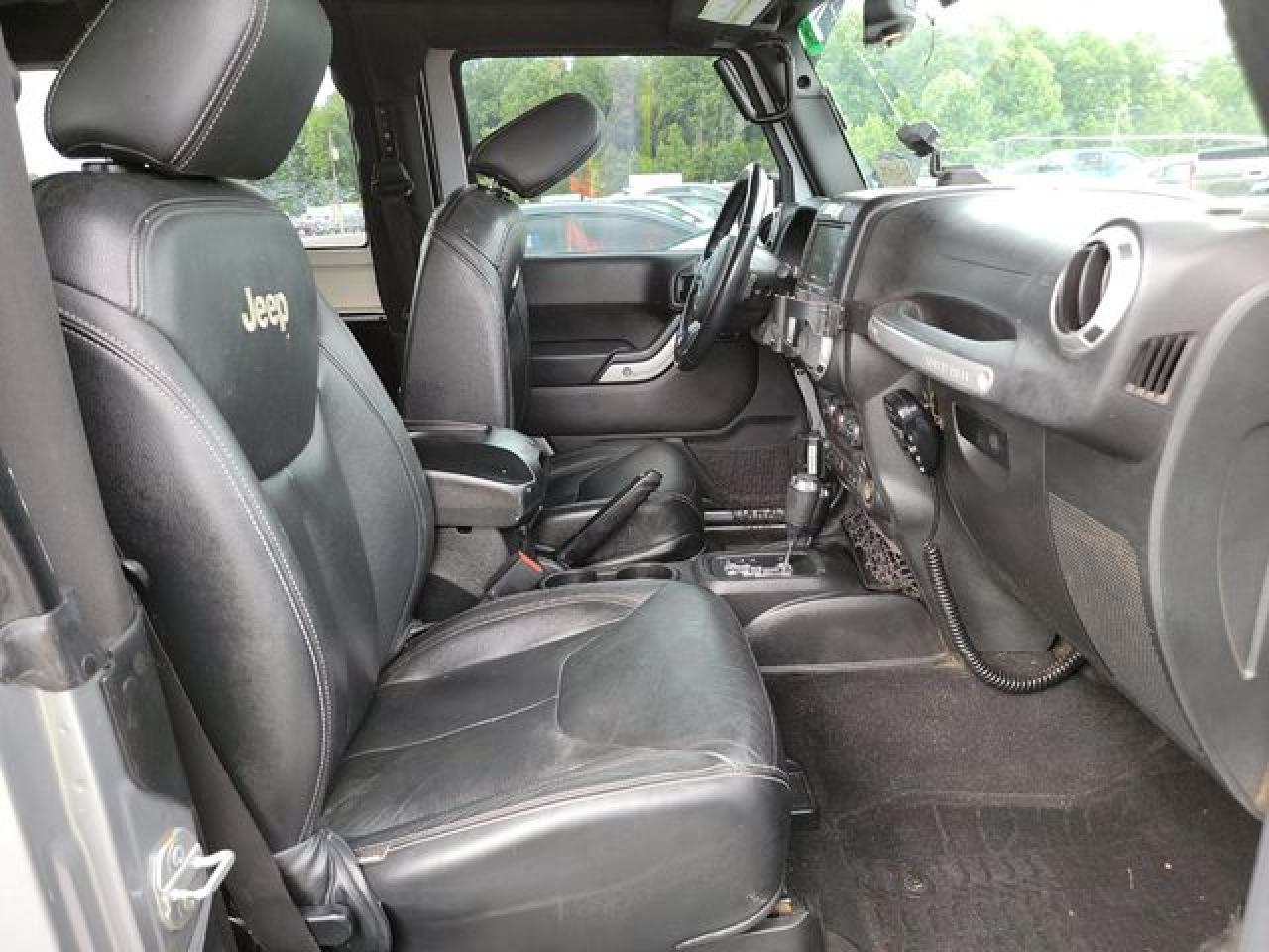2015 Jeep Wrangler Sahara - Image 7