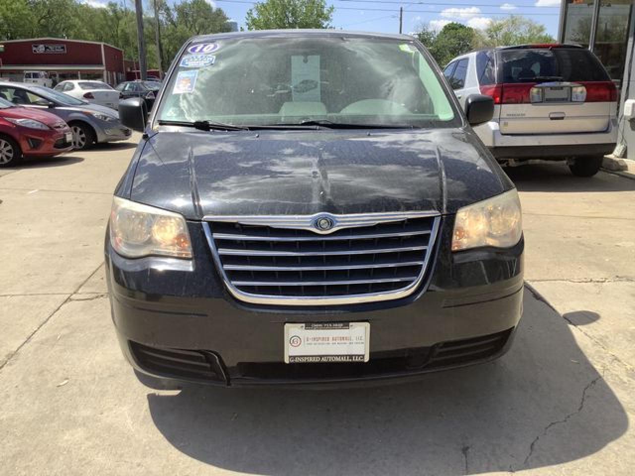 2010 Chrysler Town & Country Lx - Фото 2