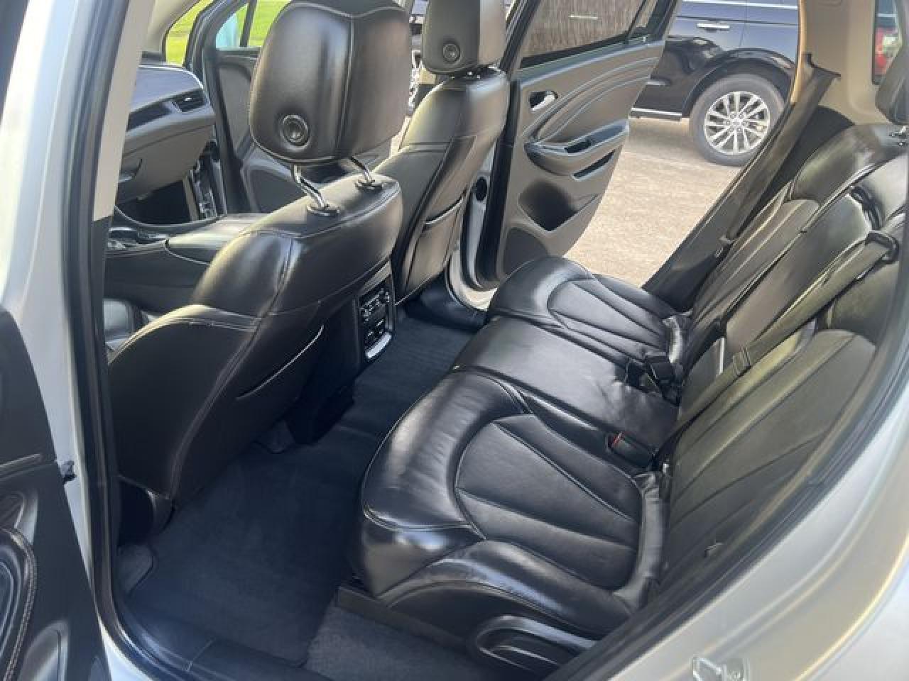 2017 Buick Envision Essence - Image 7