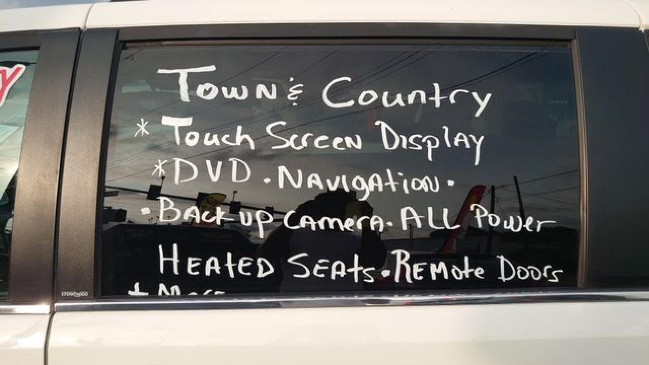 2011 Chrysler Town & Country Touring - Фото 2