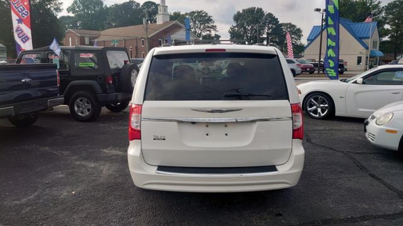 2011 Chrysler Town & Country Touring - Фото 6