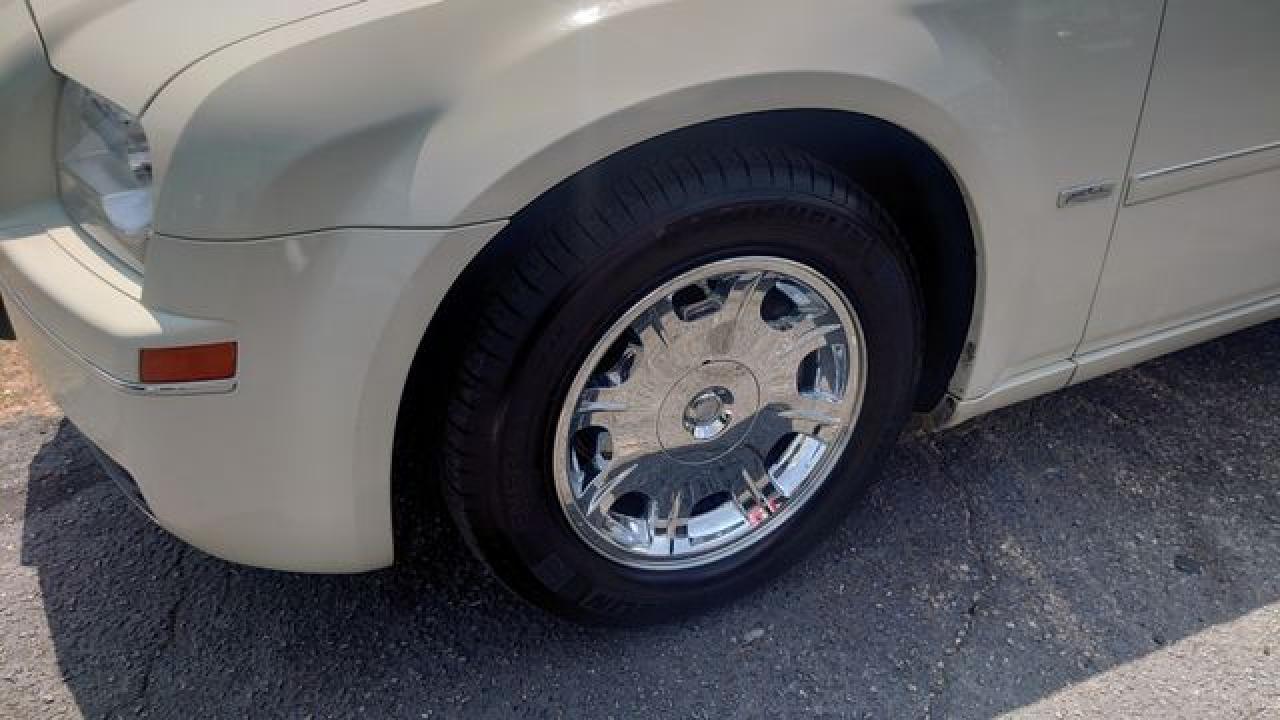 2007 Chrysler 300 Touring - Image 4