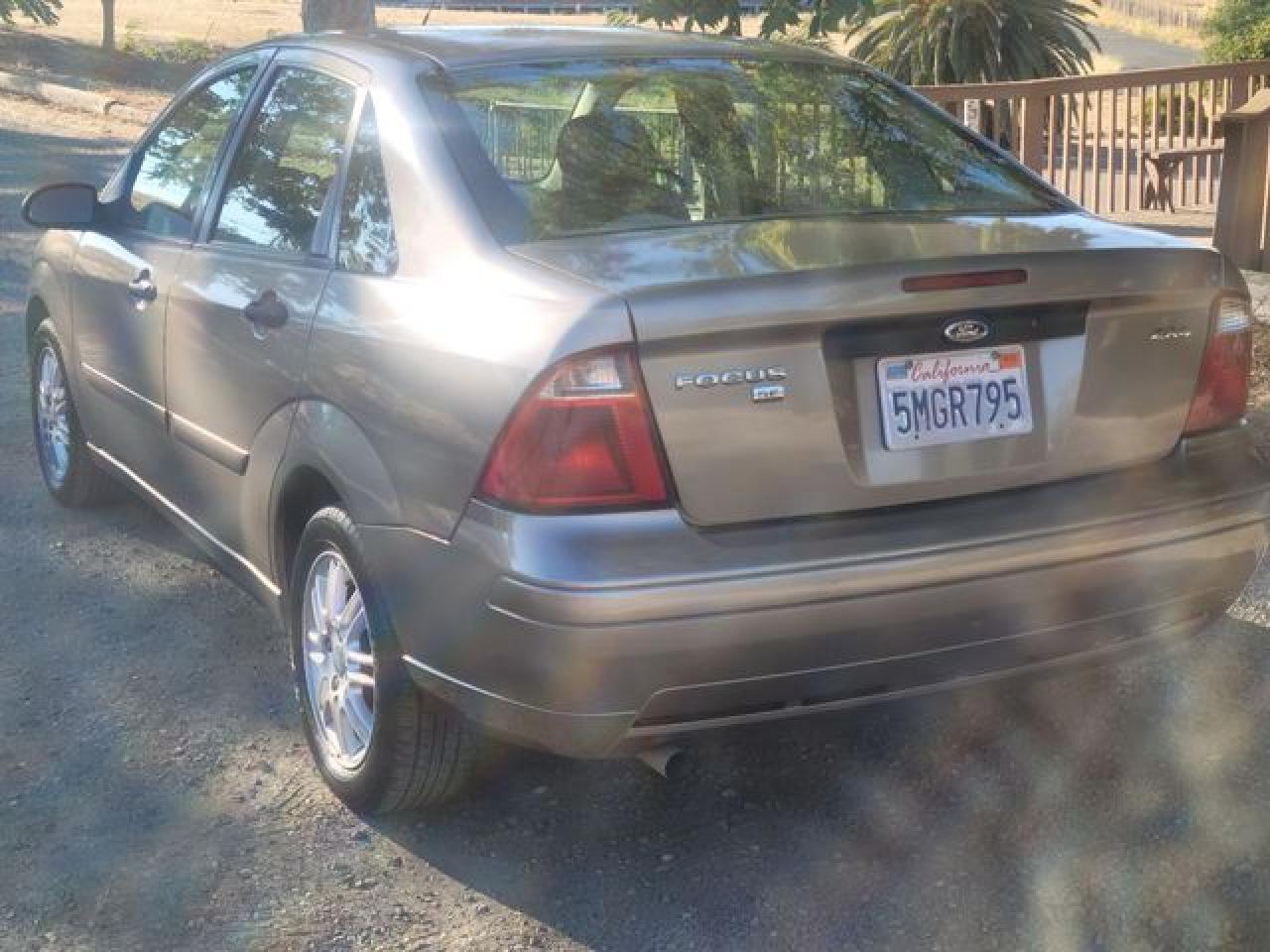2005 Ford Focus Zx4 - Image 3