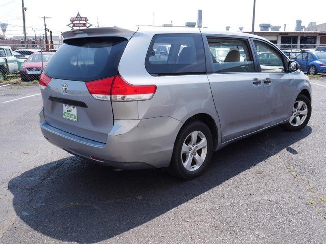 2011 Toyota Sienna Base - Фото 5