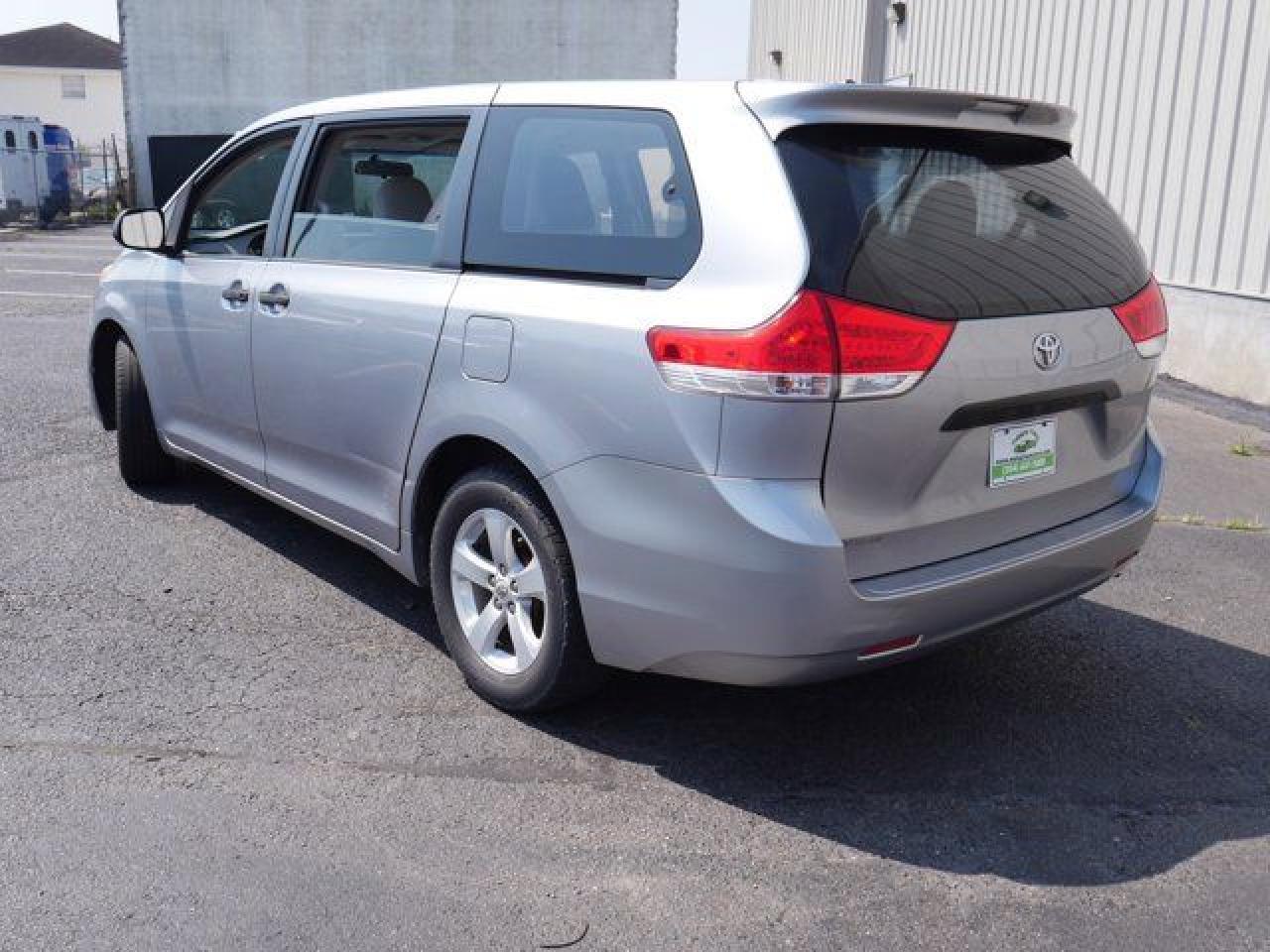 2011 Toyota Sienna Base - Фото 7