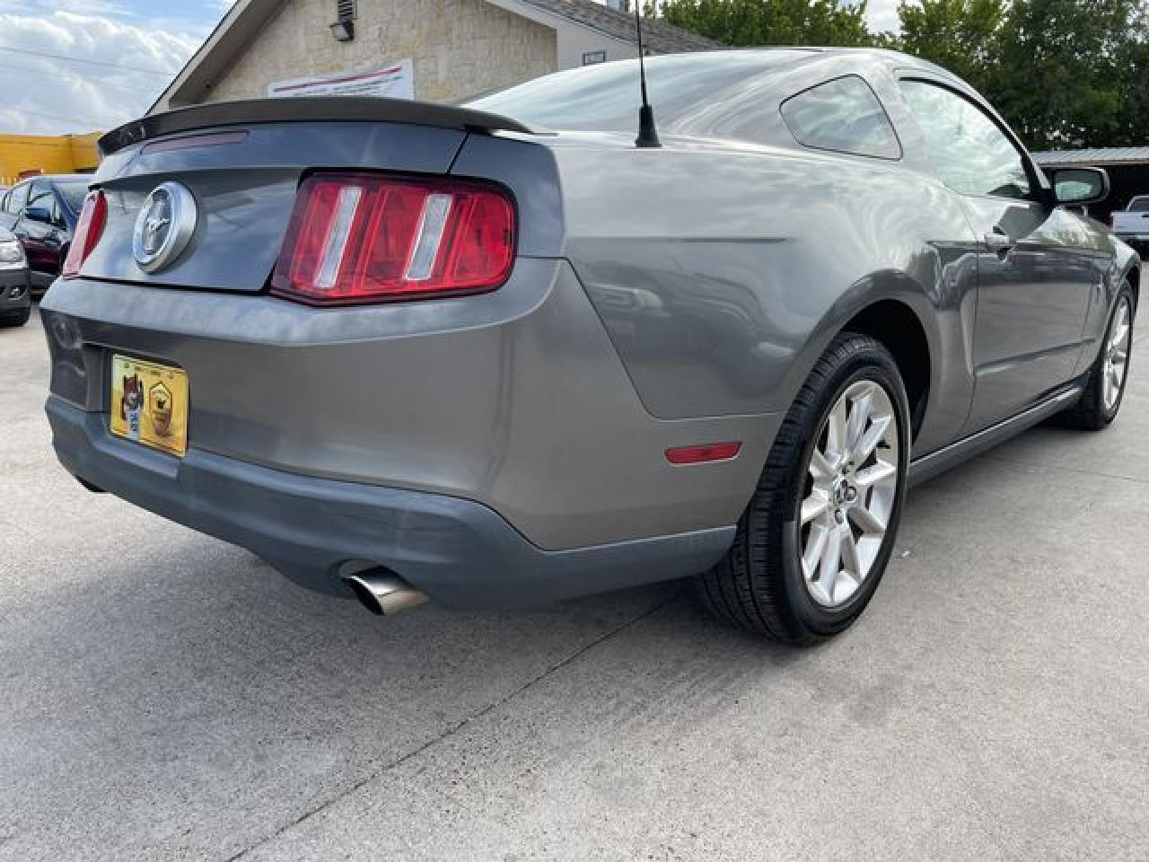 2010 Ford Mustang - Фото 2
