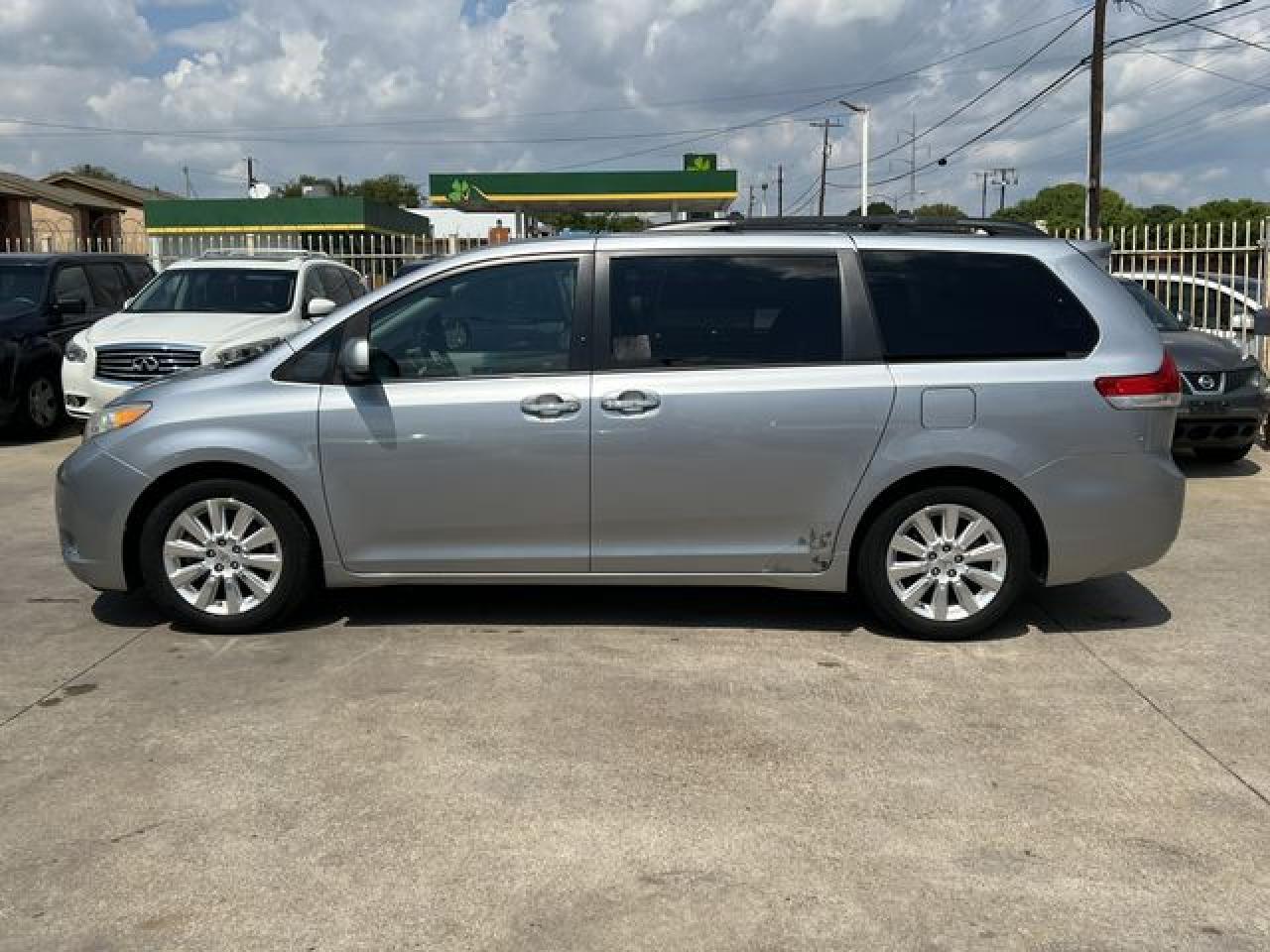 2011 Toyota Sienna Xle - Image 3