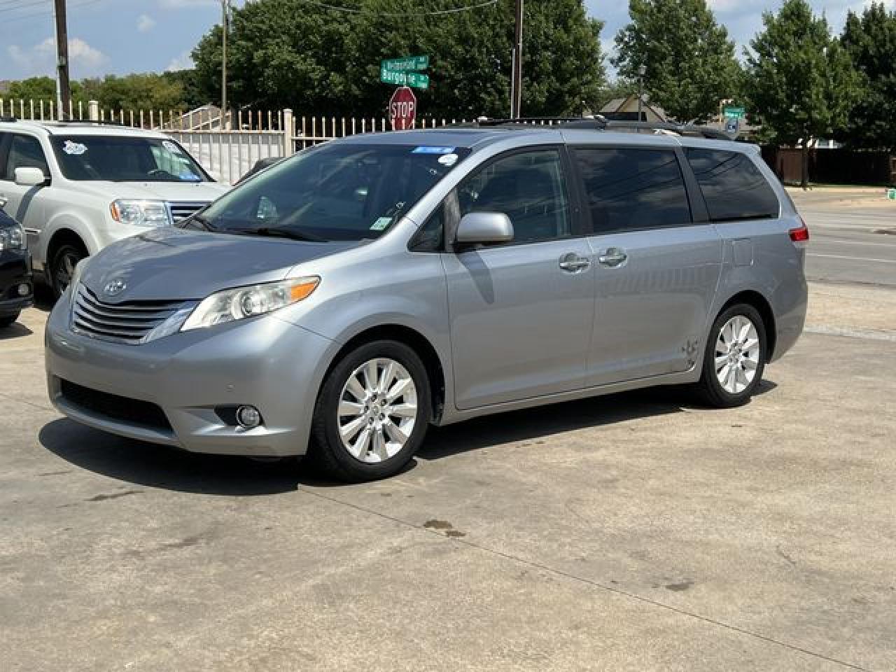 2011 Toyota Sienna Xle - Image 2