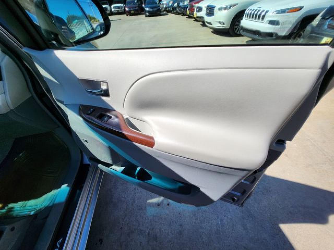 2011 Toyota Sienna Xle - Image 6