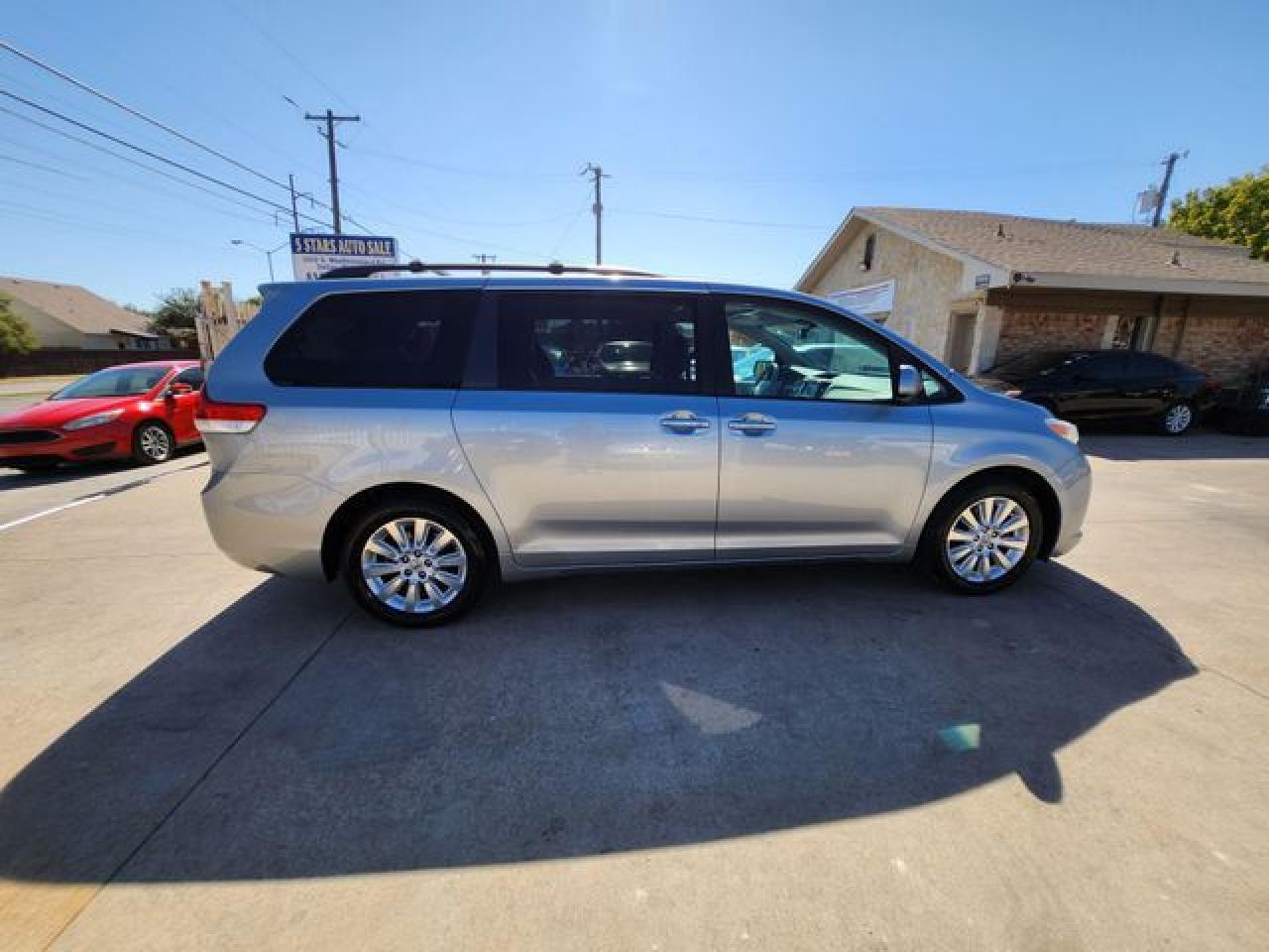 2011 Toyota Sienna Xle - Image 3