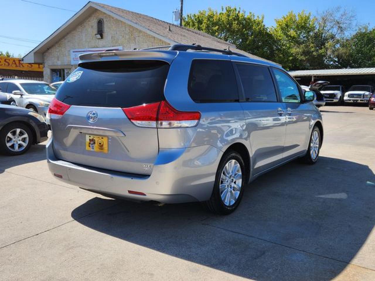 2011 Toyota Sienna Xle - Image 2