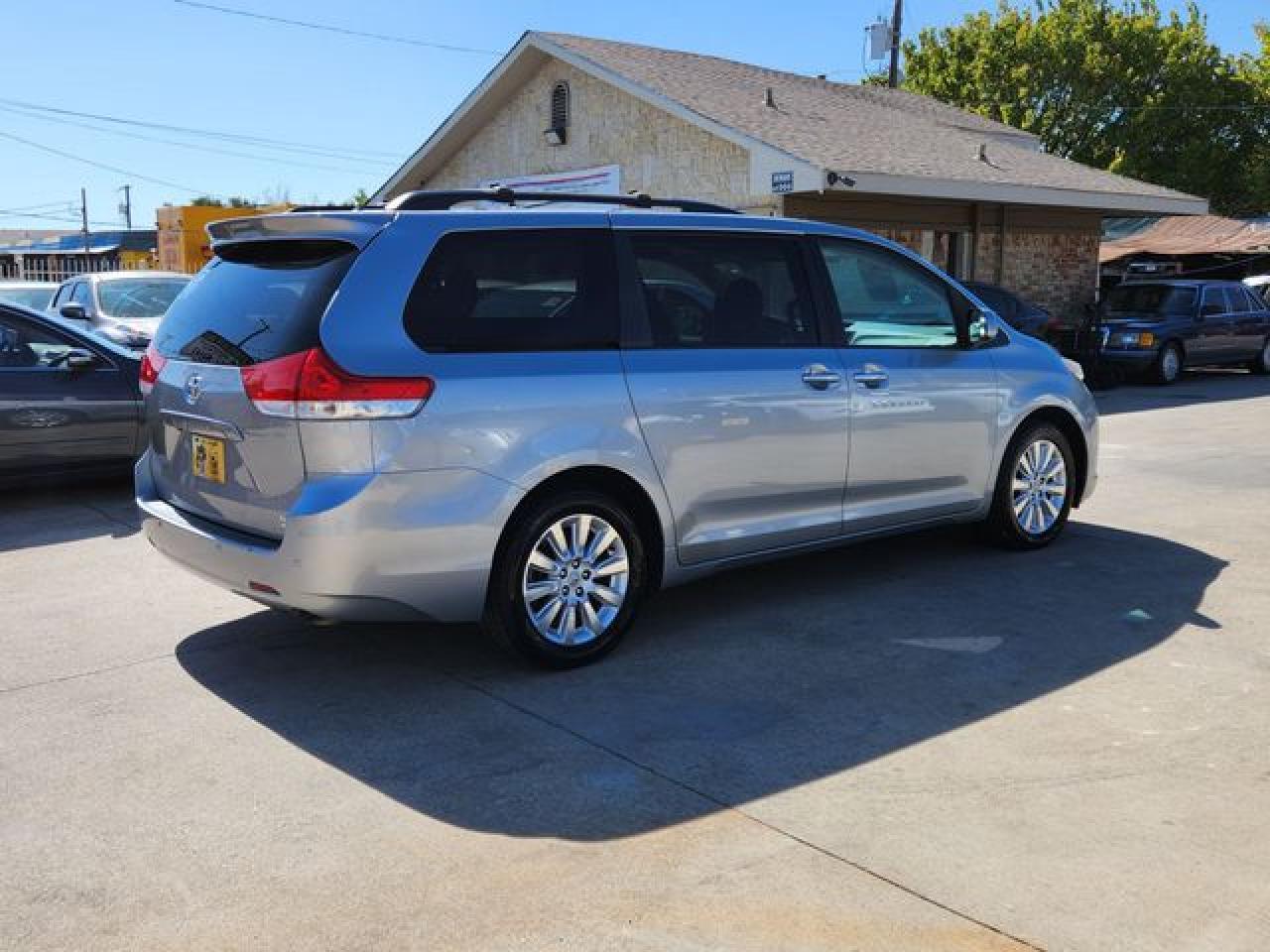2011 Toyota Sienna Xle - Image 4