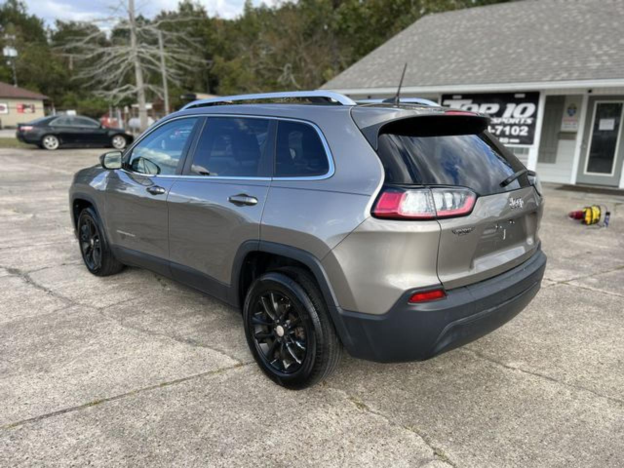 2019 Jeep Cherokee Latitude Plus - Фото 2