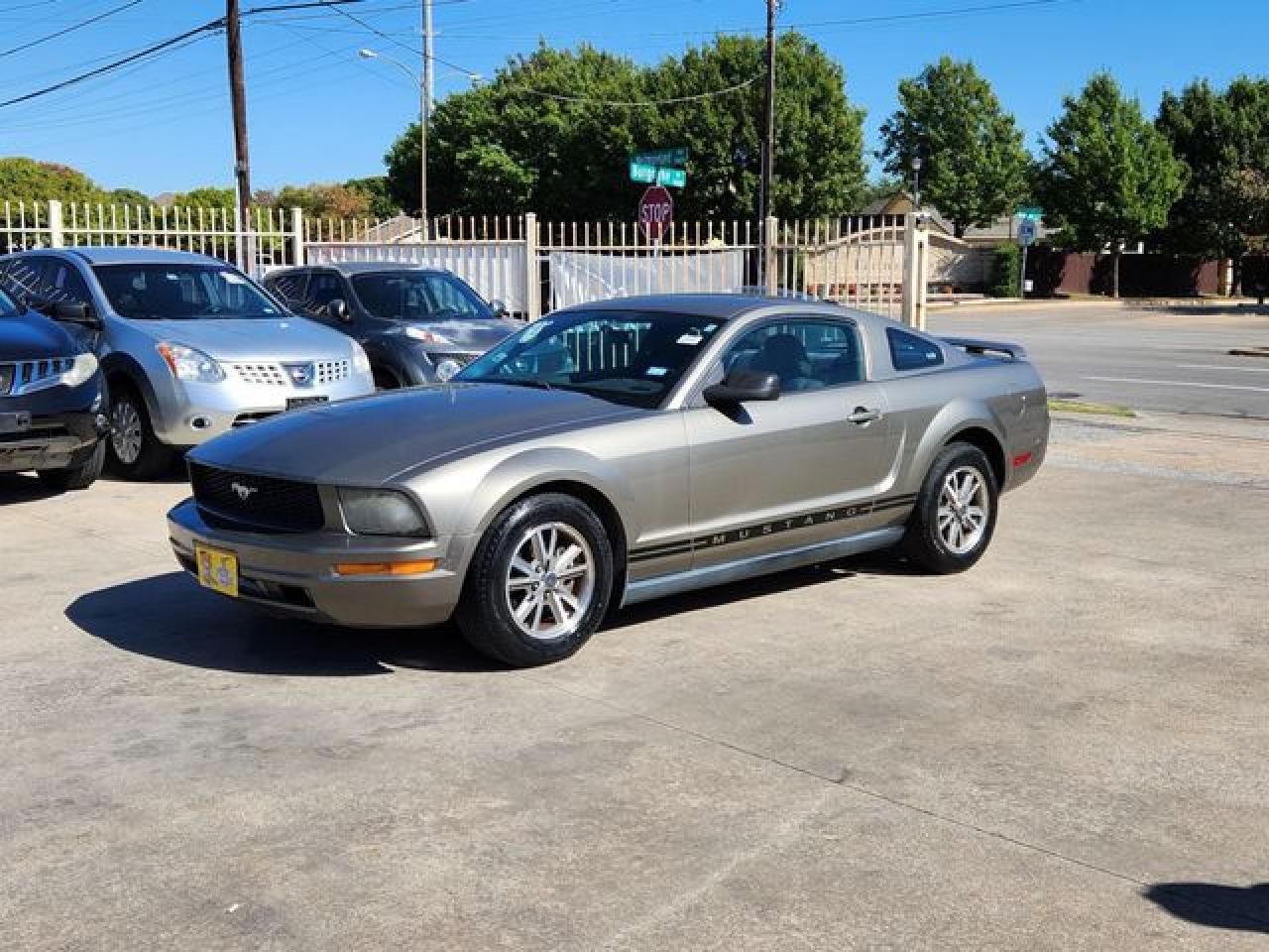 2005 Ford Mustang - Image 2