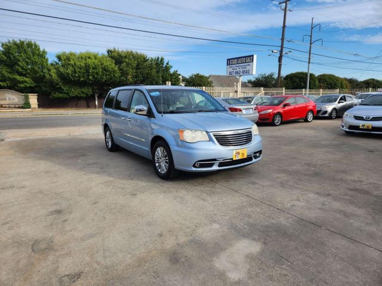 2013 Chrysler Town & Country Touring L - Image 4