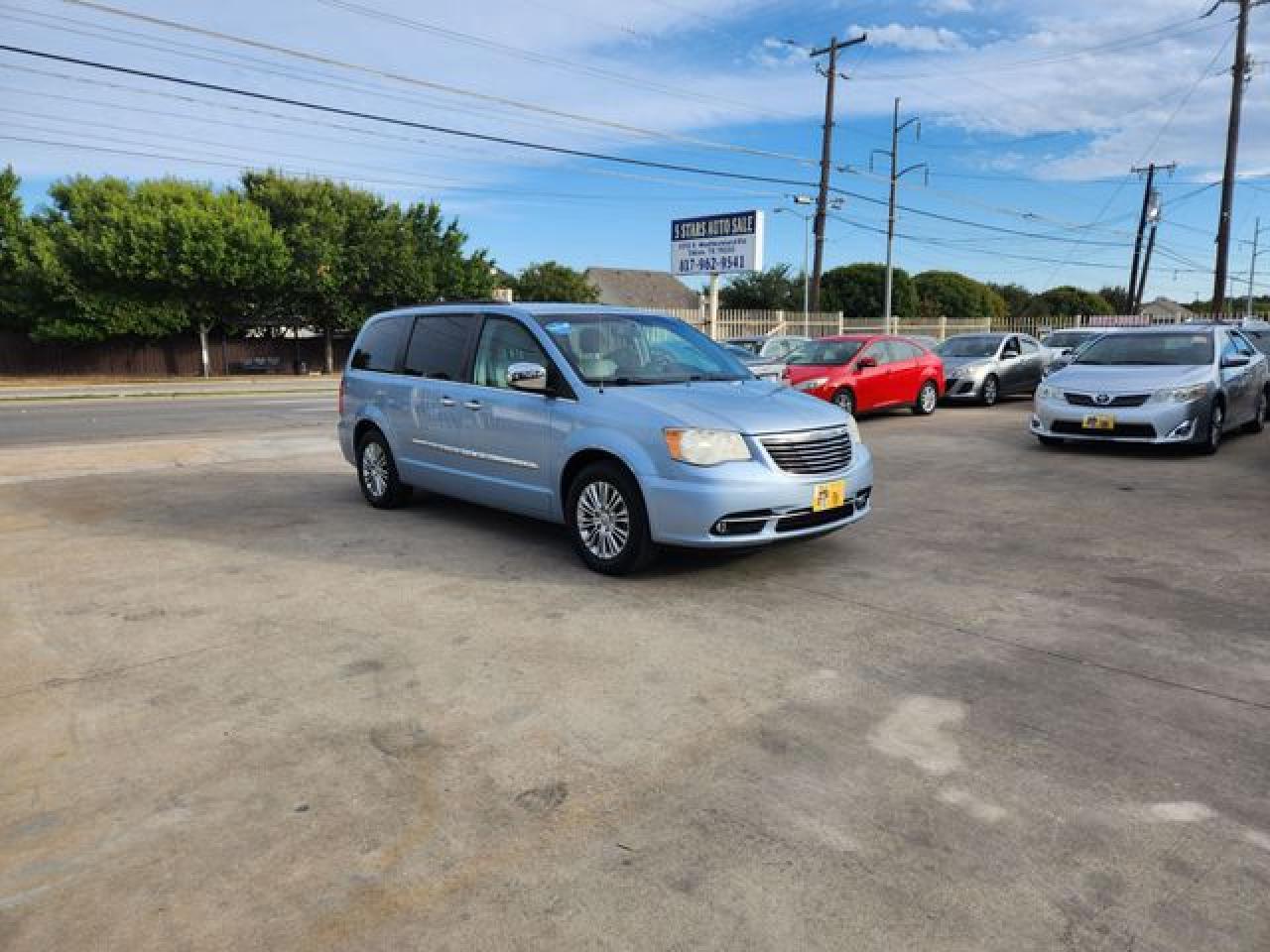 2013 Chrysler Town & Country Touring L - Image 5