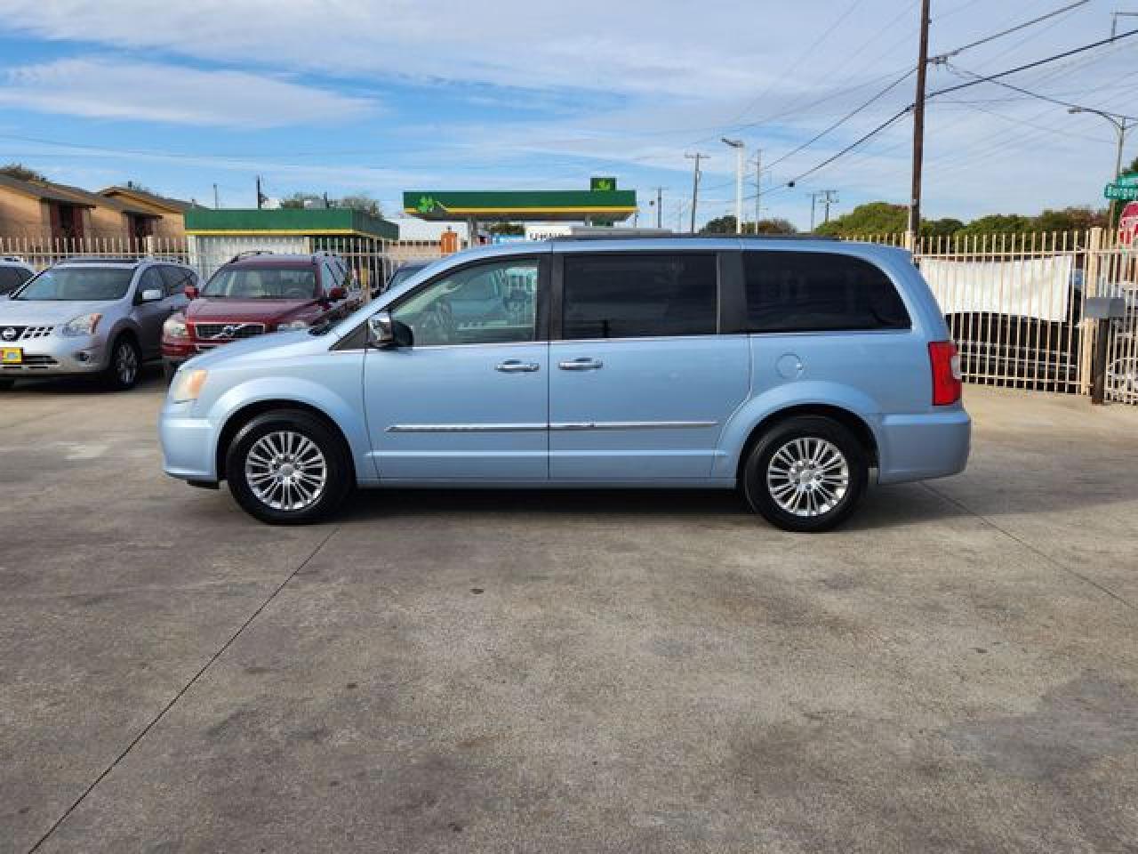 2013 Chrysler Town & Country Touring L - Image 7