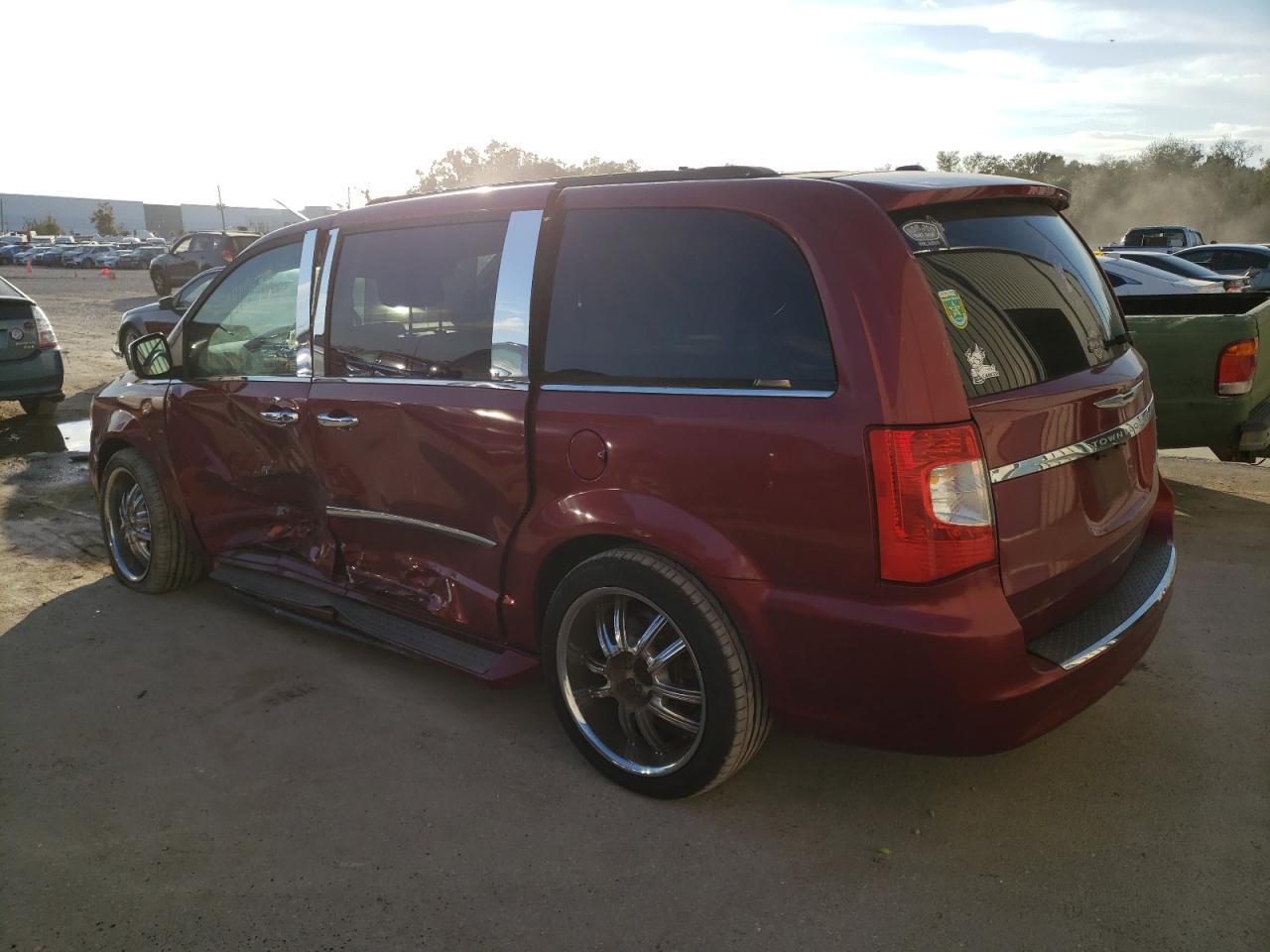 2013 Chrysler Town & Country Touring L - Фото 2