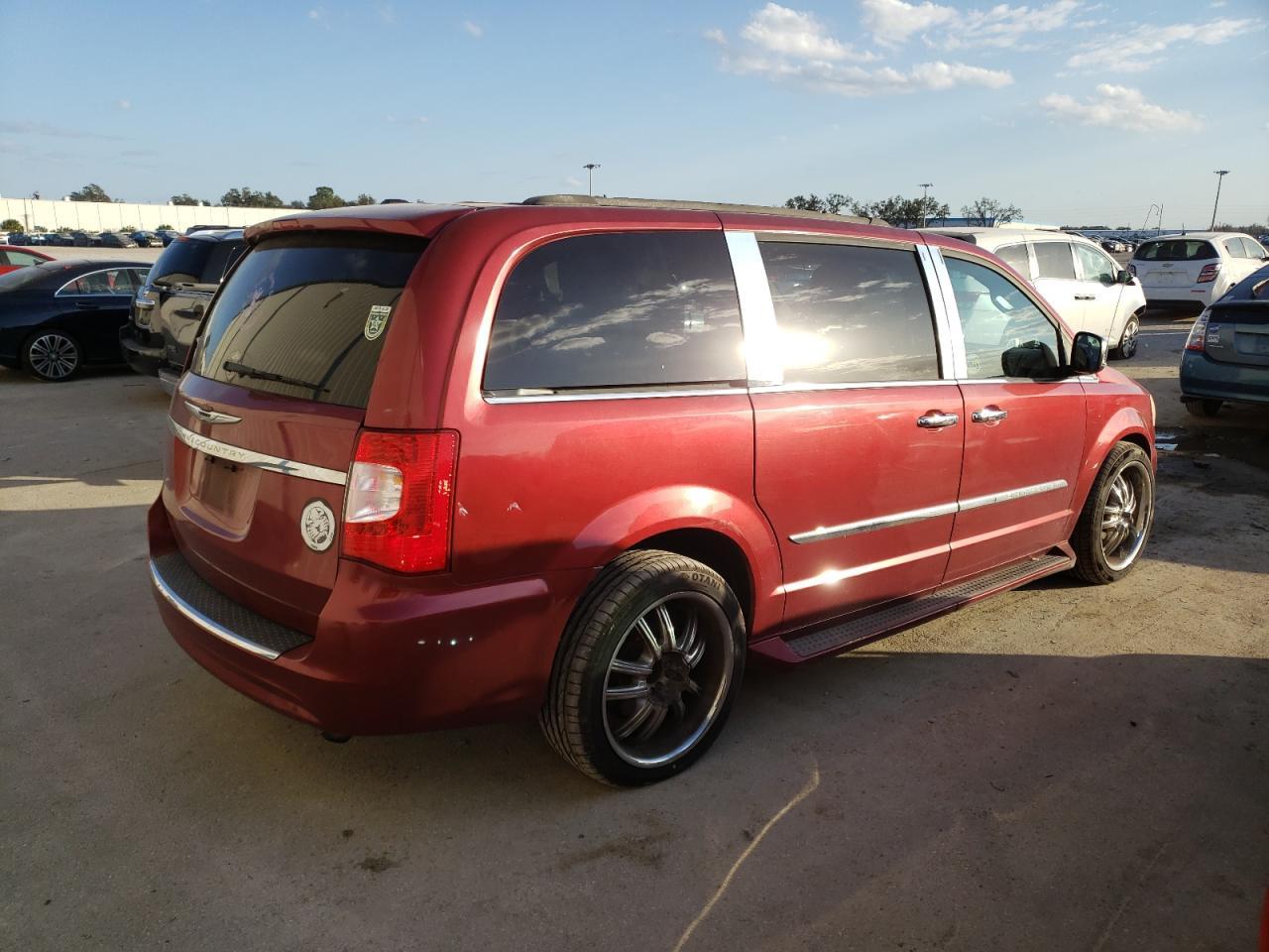 2013 Chrysler Town & Country Touring L - Фото 3