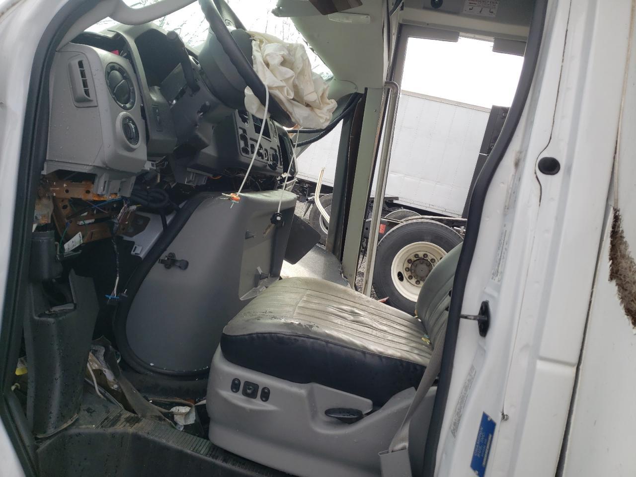 2014 Ford Econoline E450 Super Duty Cutaway Van - Фото 7