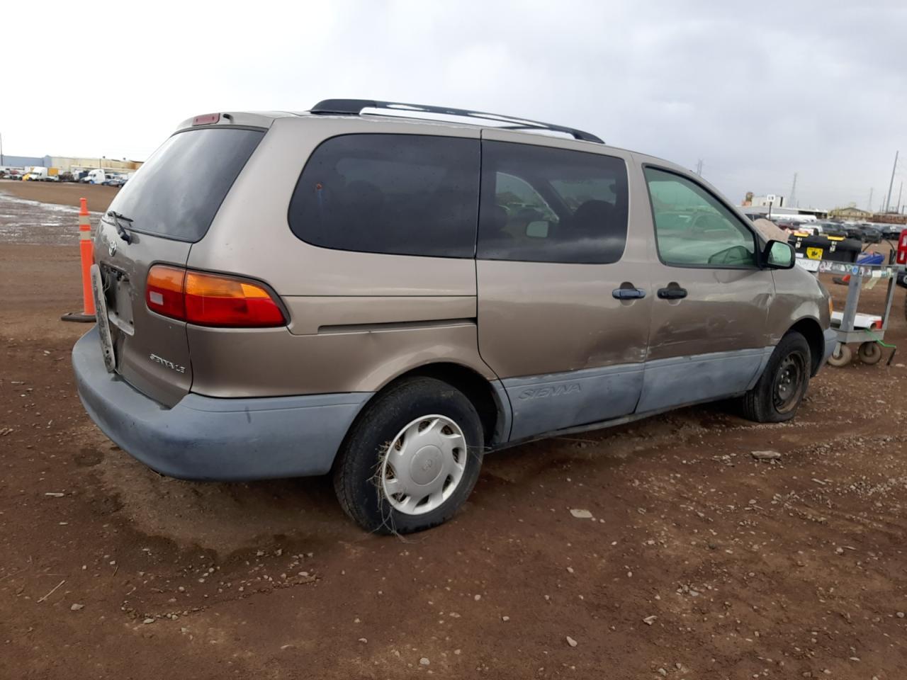 1998 Toyota Sienna Le - Image 3