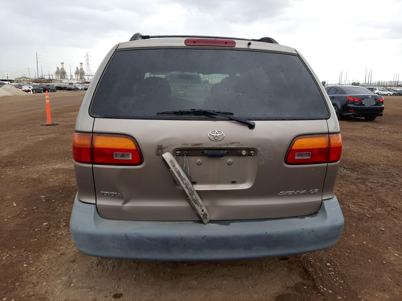 1998 Toyota Sienna Le - Image 6