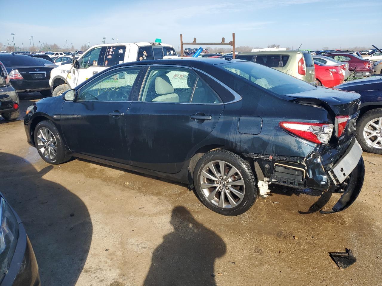 2015 Toyota Camry Le - Фото 2