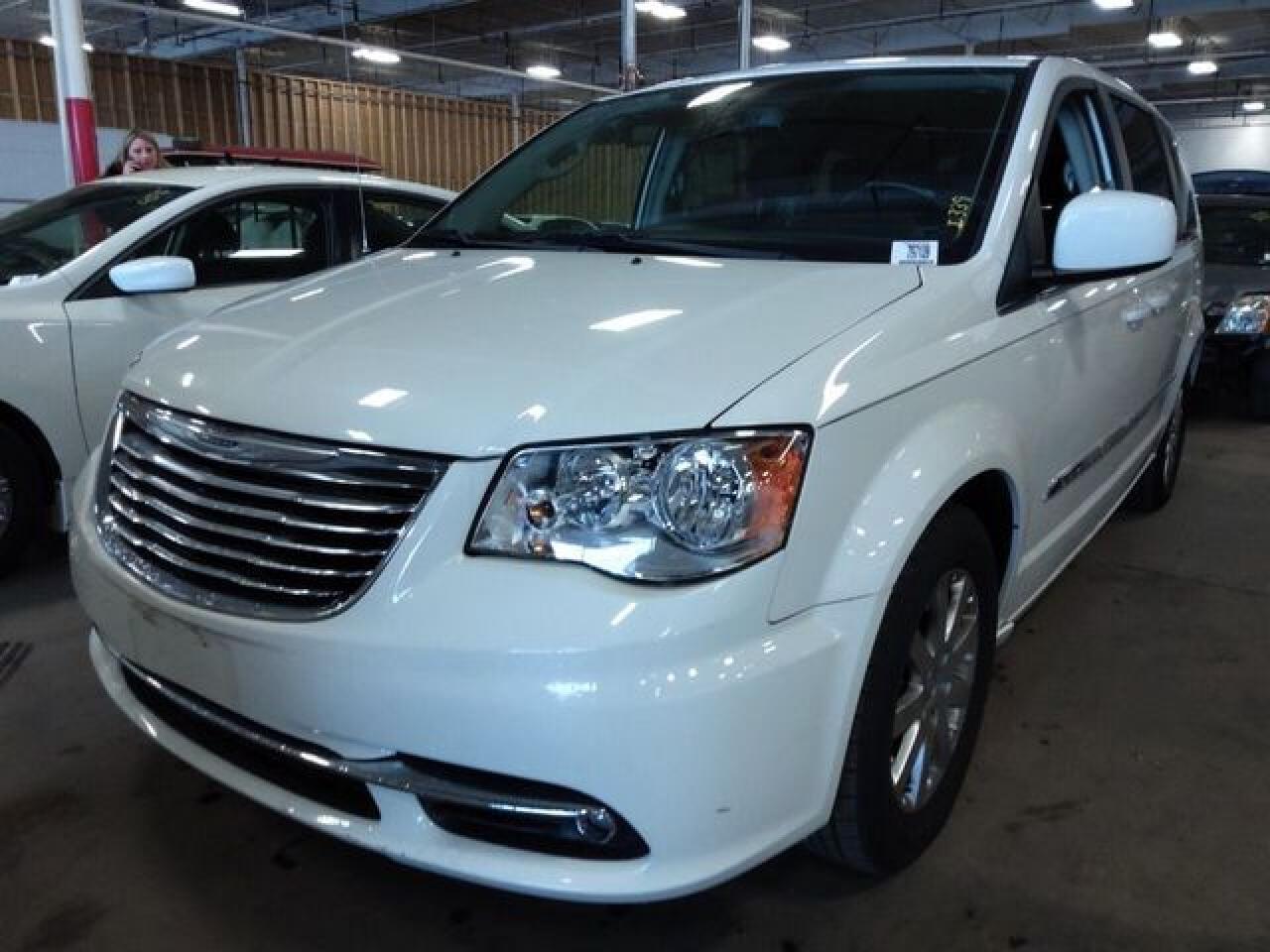 2012 Chrysler Town & Country Touring - Фото 2
