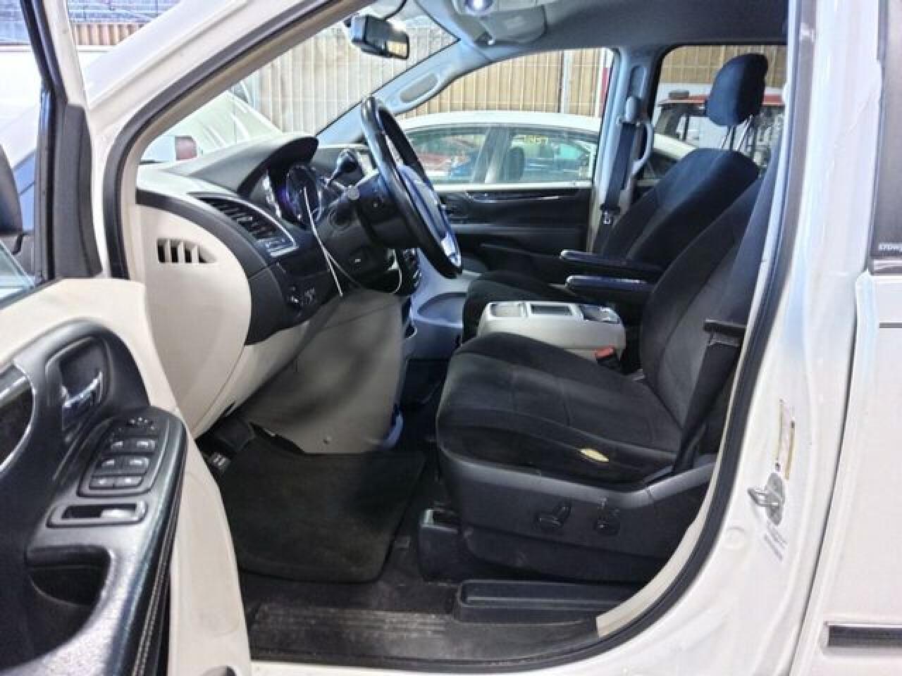 2012 Chrysler Town & Country Touring - Фото 6