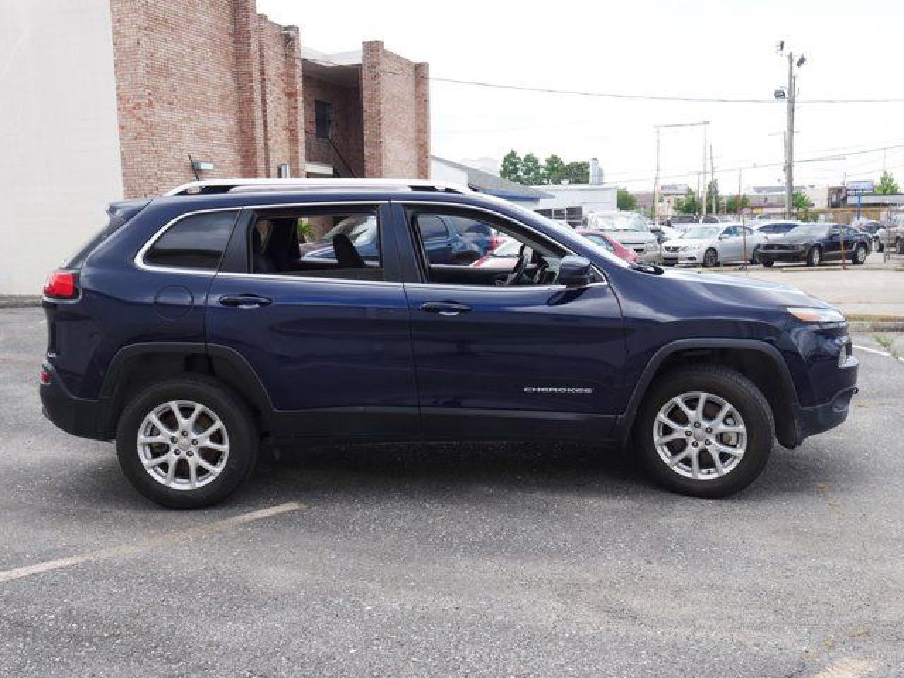 2016 Jeep Cherokee Latitude - Image 4