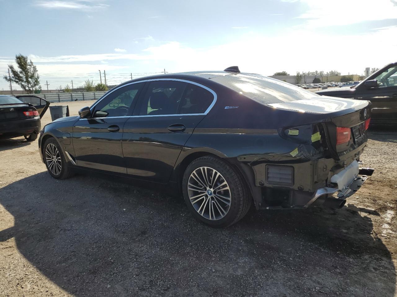 2019 BMW 530E - Фото 2