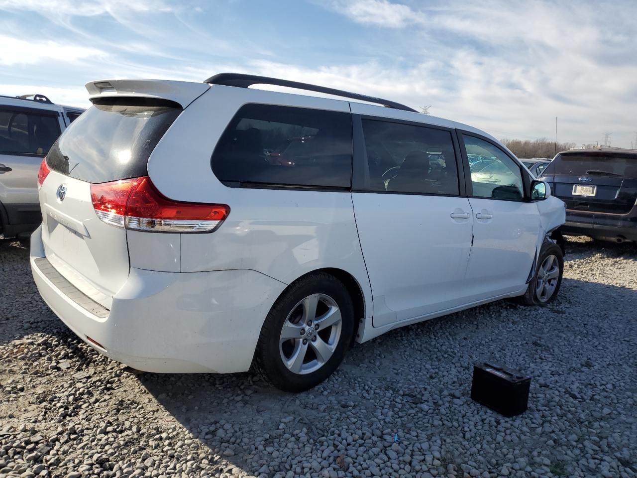 2011 Toyota Sienna Le - Фото 3