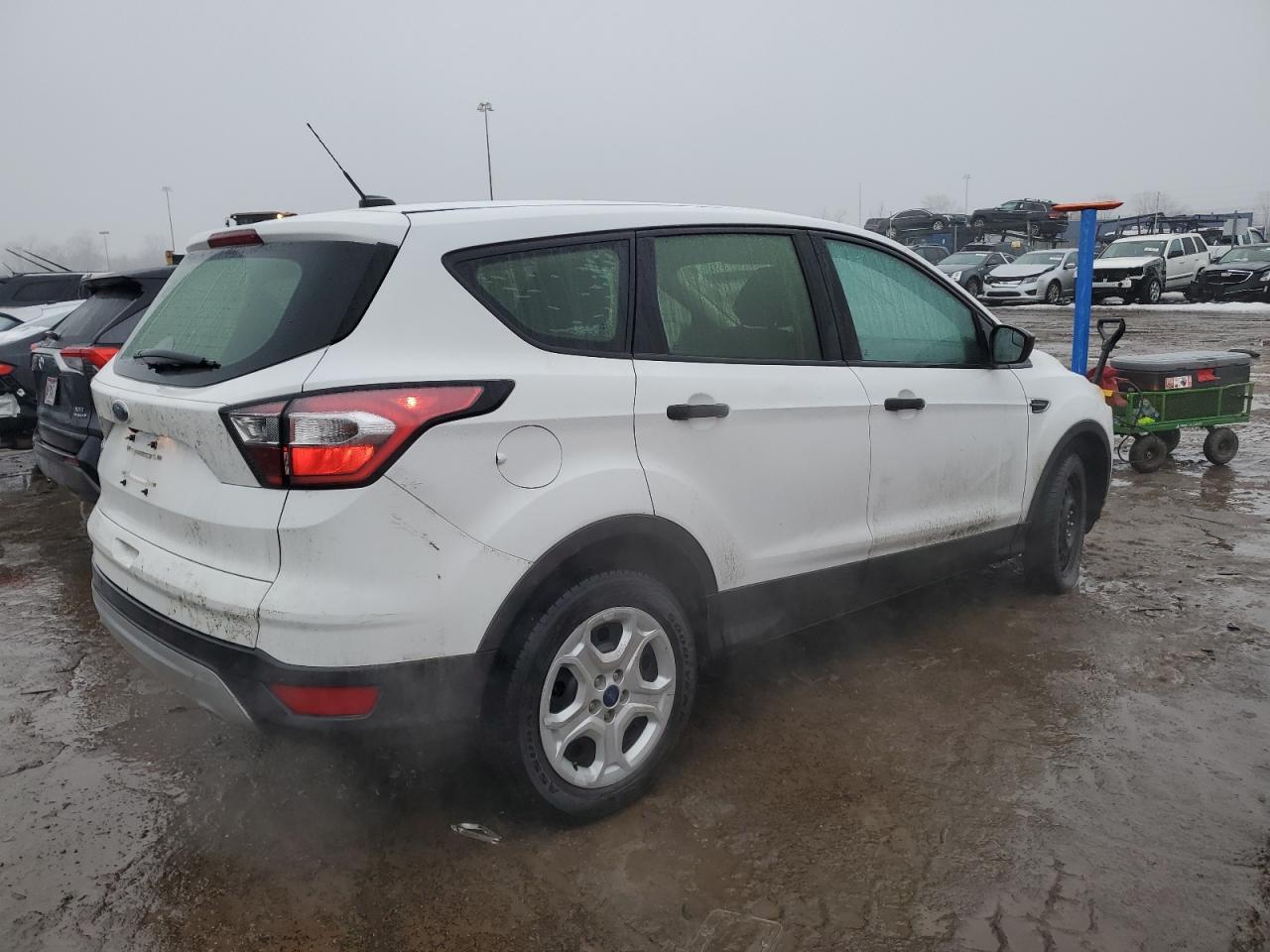 2017 Ford Escape S - Фото 3