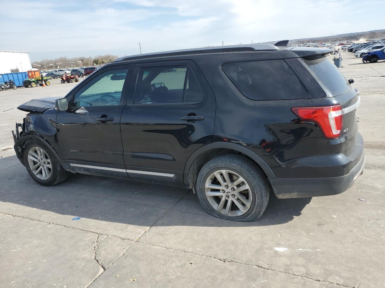 2017 Ford Explorer Xlt - Фото 2