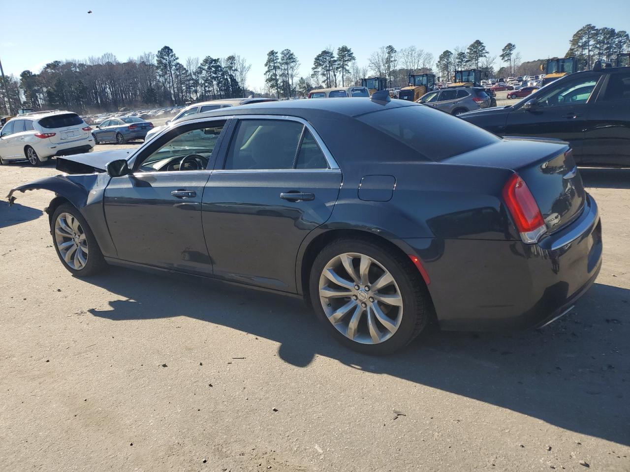 2019 Chrysler 300 Touring - Фото 2