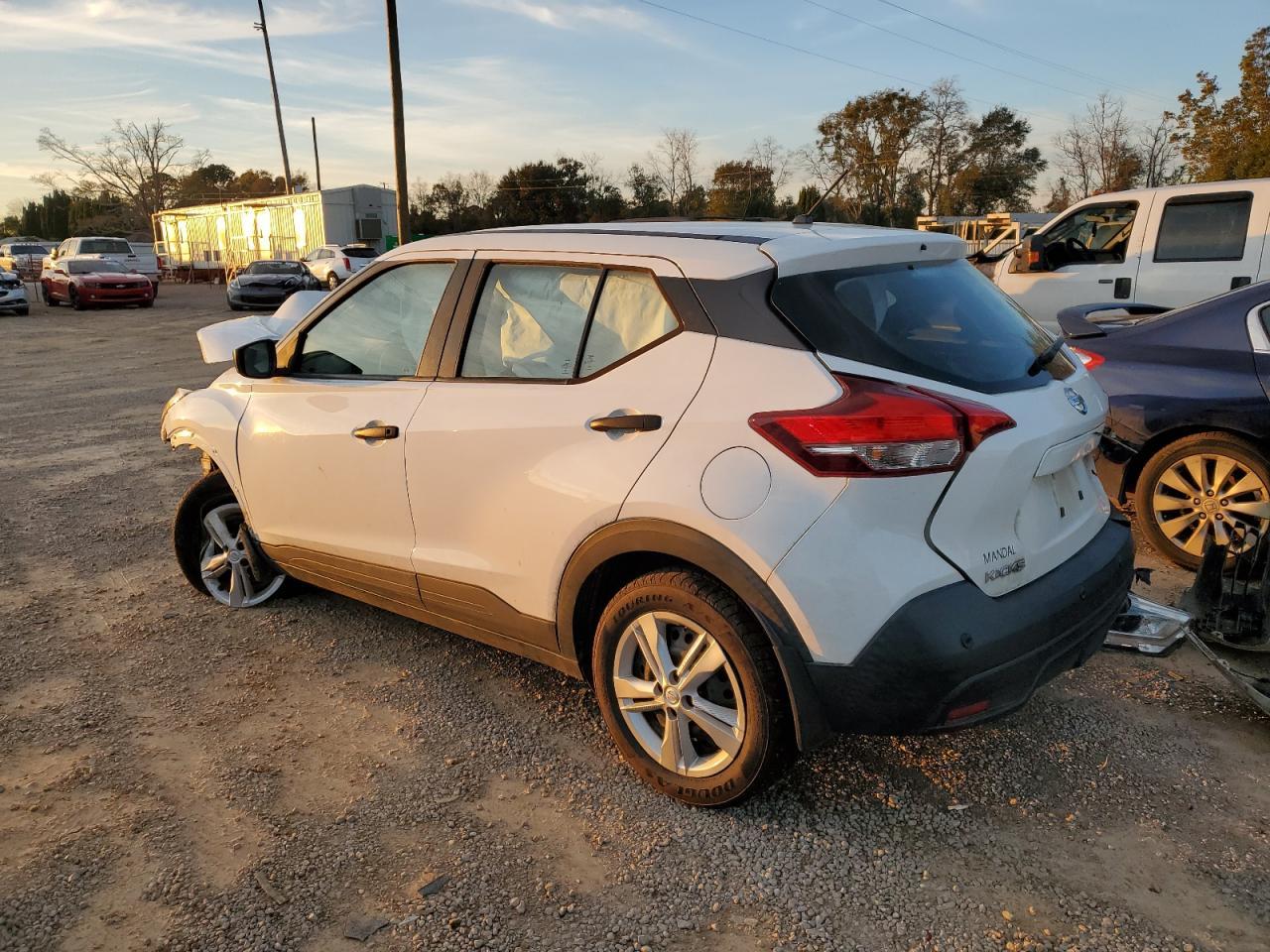 2020 Nissan Kicks S - Фото 2