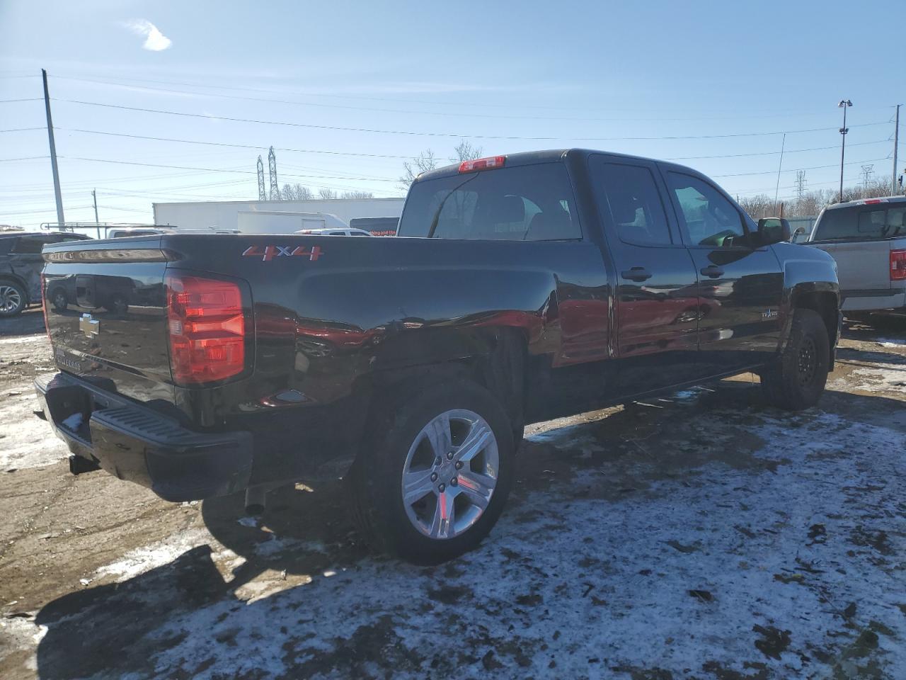 2018 Chevrolet Silverado K1500 Custom - Фото 3