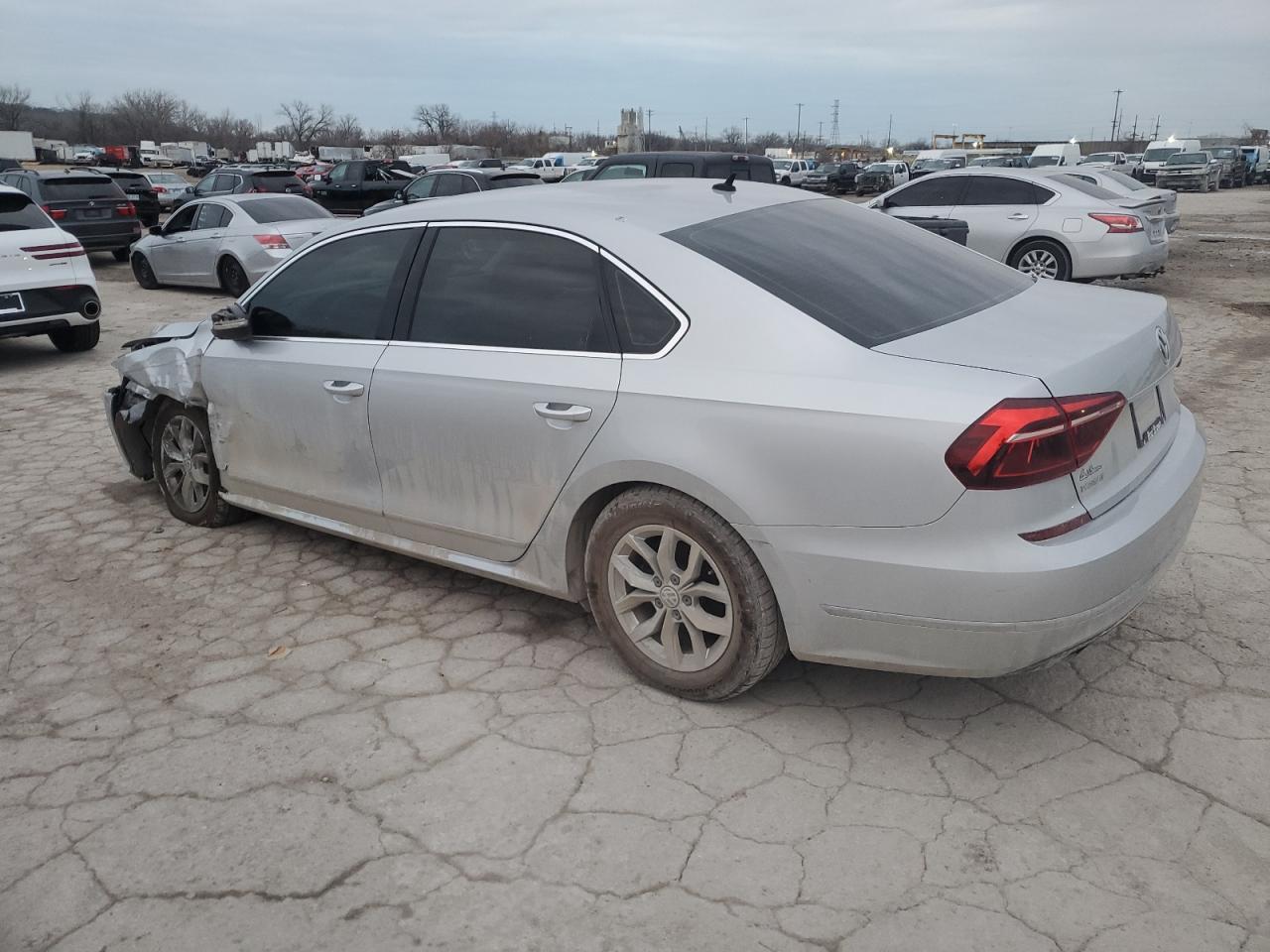 2017 Volkswagen Passat S - Фото 2