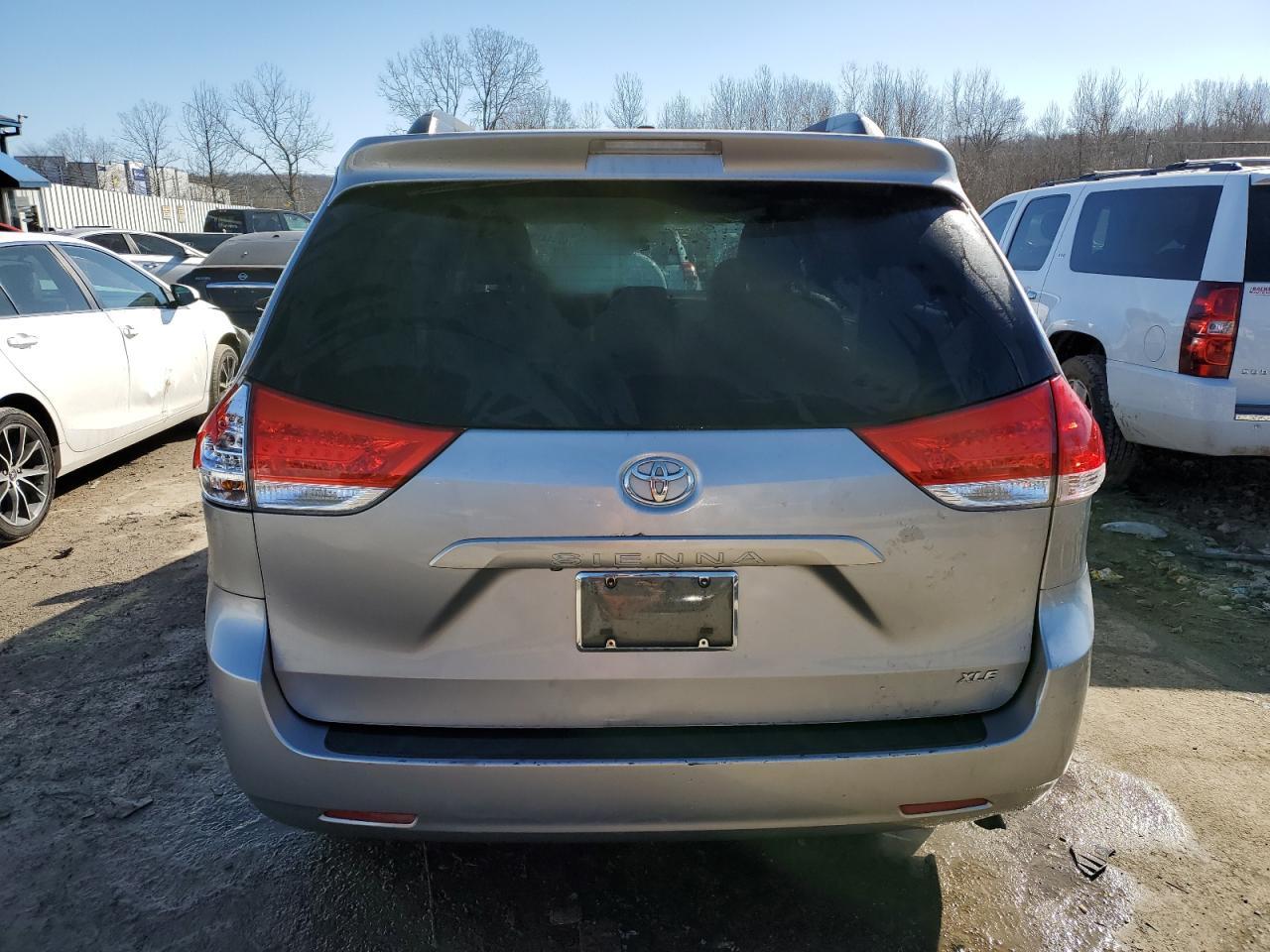 2012 Toyota Sienna Xle 8-Passenger - Фото 6