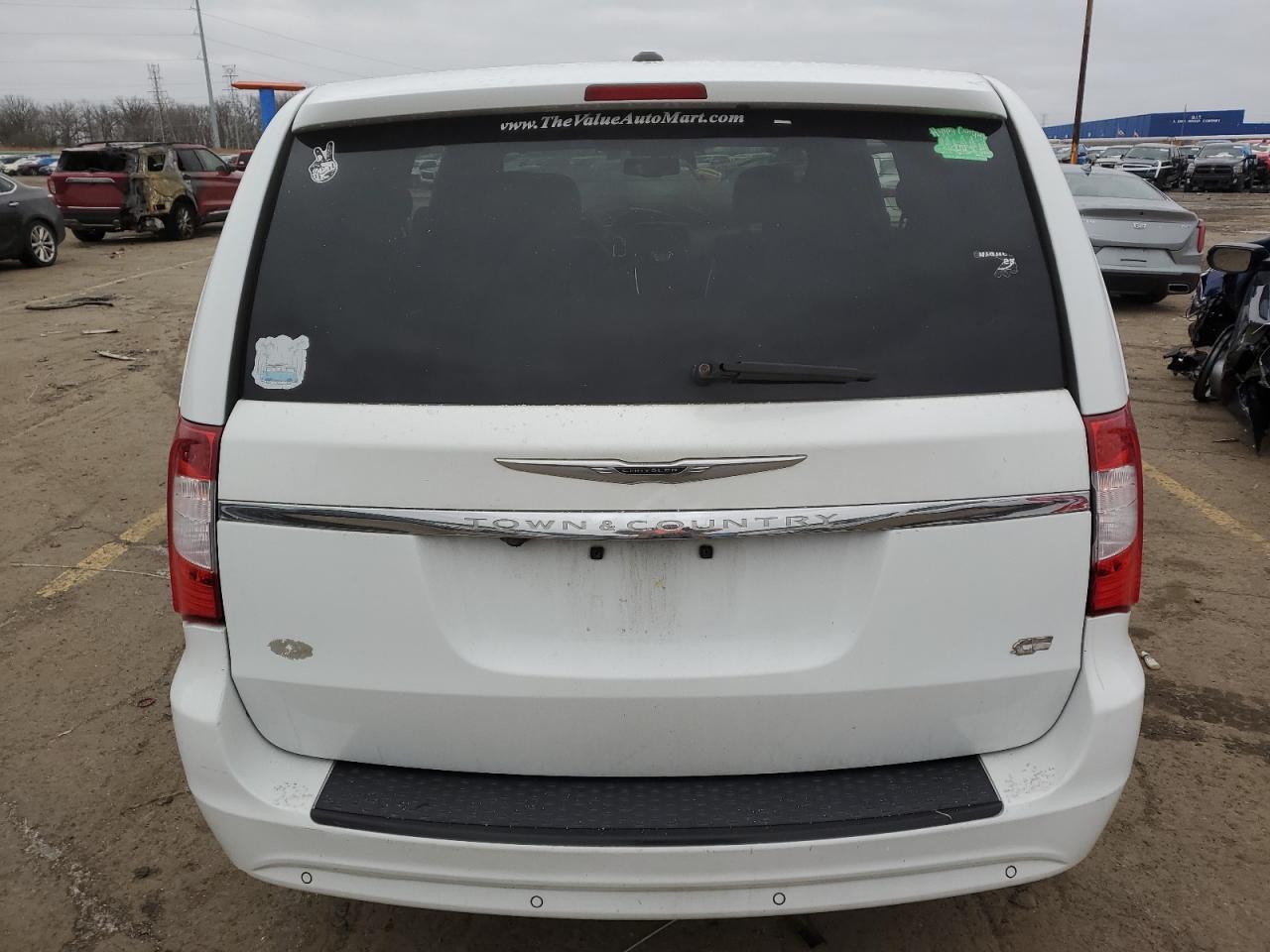 2014 Chrysler Town & Country S - Фото 6