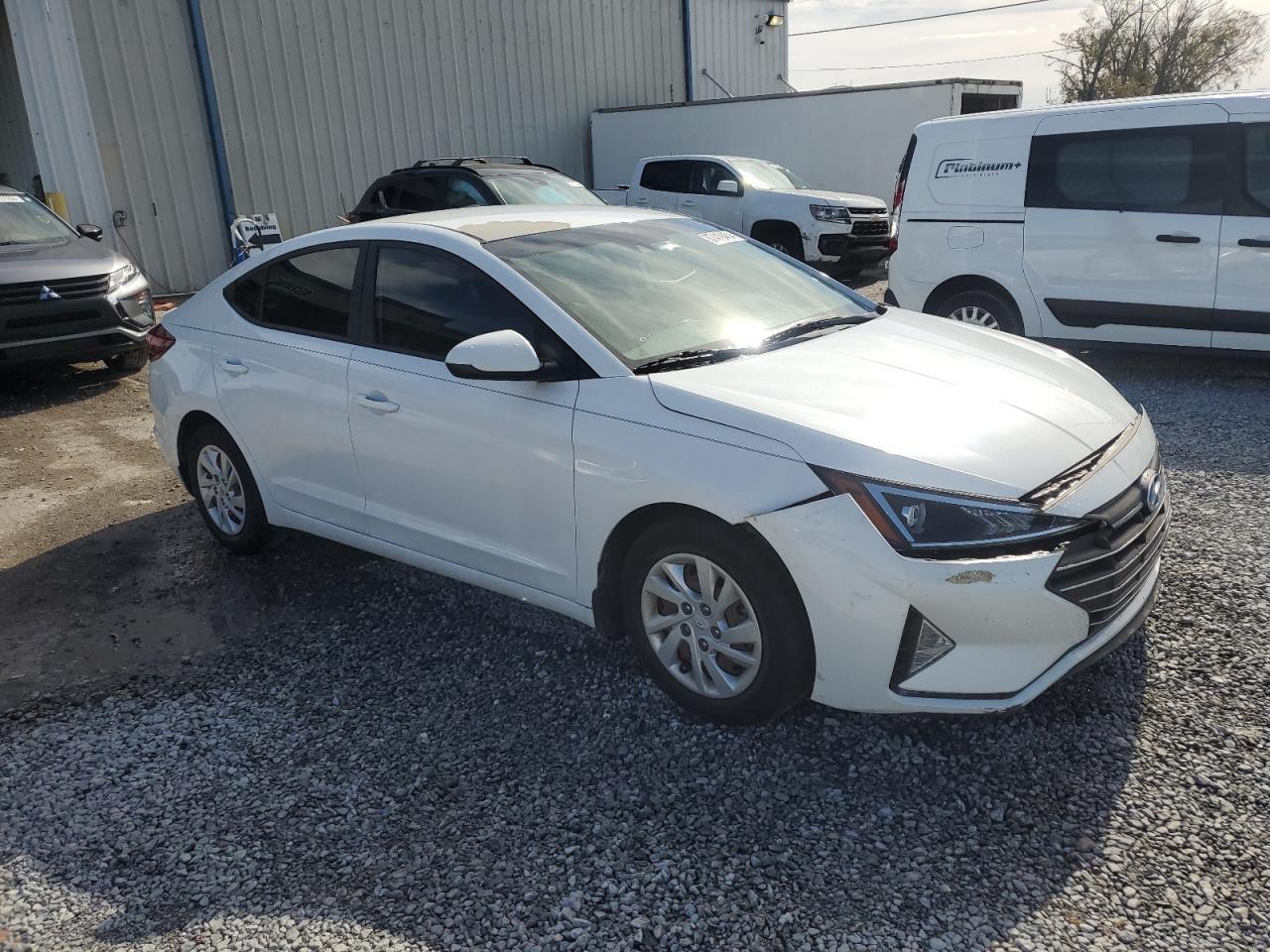 2020 Hyundai Elantra Se - Image 4