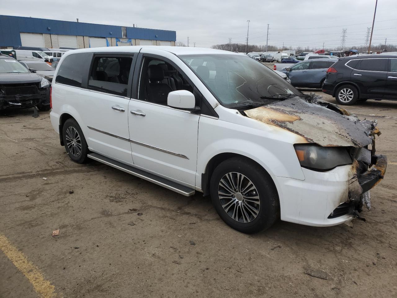 2014 Chrysler Town & Country S - Фото 4