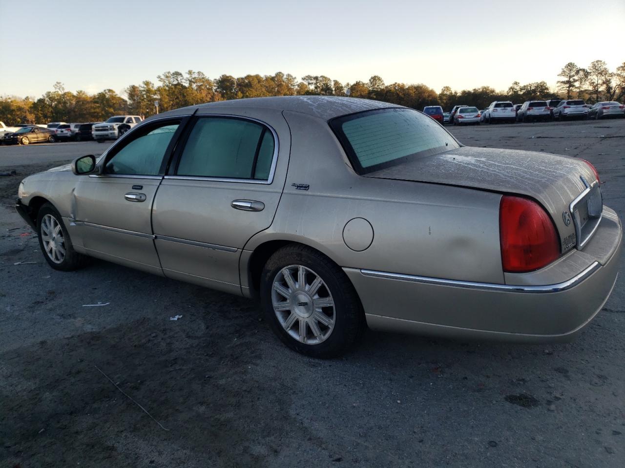 2010 Lincoln Town Car Signature Limited - Image 2
