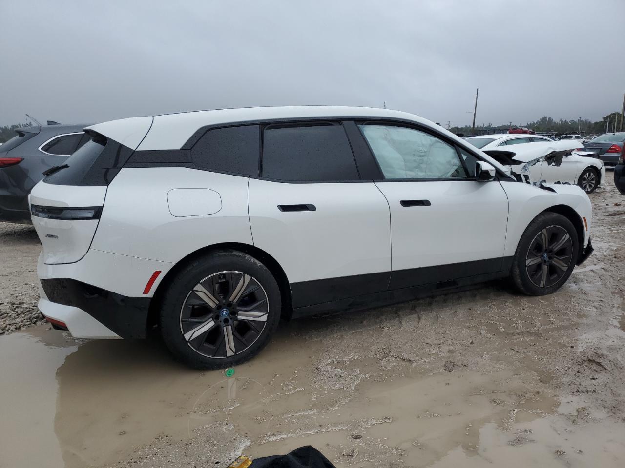 2025 BMW Ix xDrive50 - Фото 3