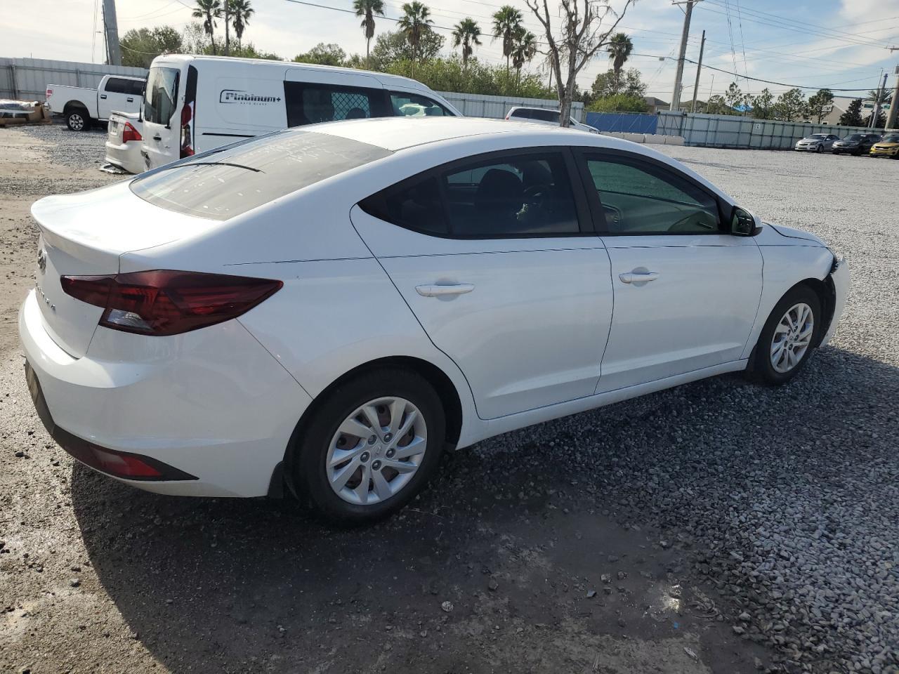 2020 Hyundai Elantra Se - Image 3